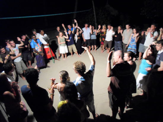 ... von FANS umringt ...