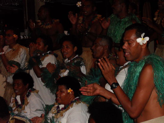 Kontrastprogramm: Freitagabend wird Entertainment geboten, Tanz und Gesang - das können sie hier wirklich!!!