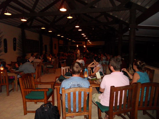Geselliges Abendessen - immer mit den Füßen im Sand.