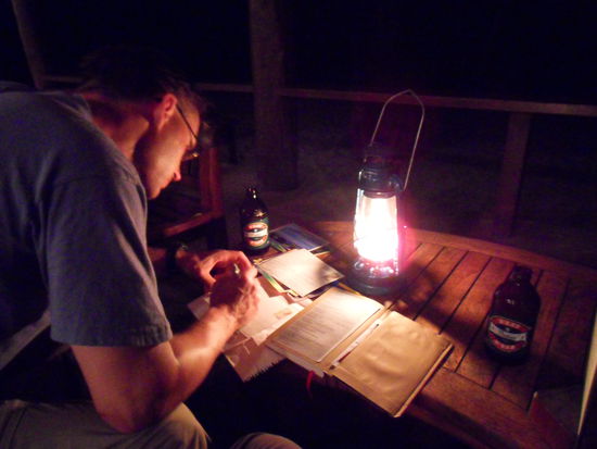 Noch ein paar Urlaubskarten schreiben - und dann abwarten, wo wir BRIEFMARKEN erwerben können ...