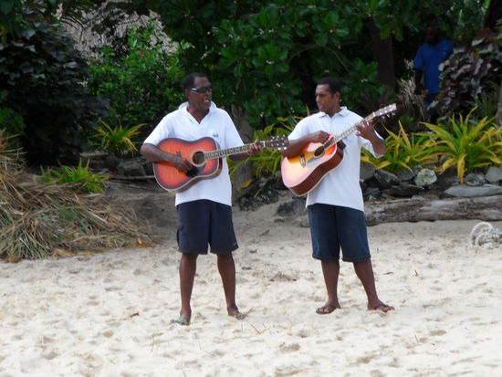 Abschieds-Ständchen für eine Handvoll Gäste, der Yasawa Flyer waret schon.
