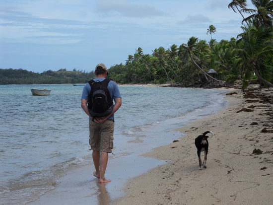 ... und wir finden auch direkt einen sehr anhänglichen Strand-Hund, der uns den restlichen Tag begleitet.