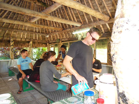 Alles vorhanden für den guten Start in den Tag: Tee, Kaffee, Müsli, Obst (hauptsächlich sehr leckere PAPAYAS!!), Milchreis, frische Pfannkuchen ...