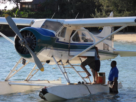 Da liegt sie im Wasser, vor uns - die DeHaviland Beaver - und gleich nimmt sie uns mit in die Luft, auf einen Abendsonnenrundflug ...