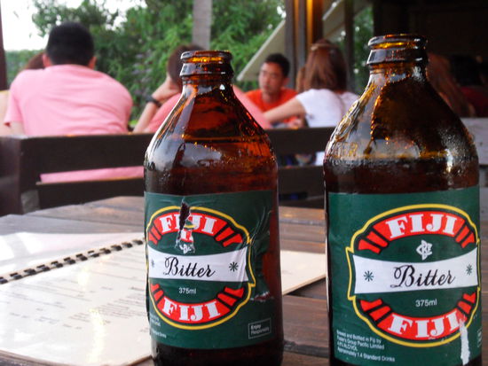 ... und trinken - genießen den letzten Abend auf Fiji.