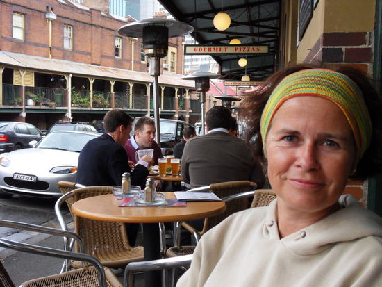 Wir sitzen draussen, überdacht ...