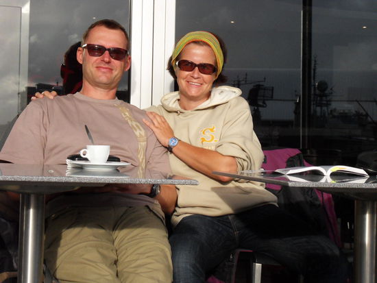 Nach einem Kaffee-Muntermacher in der Abenddsonne mit Blick auf die Promenade in Darling Harbour ...