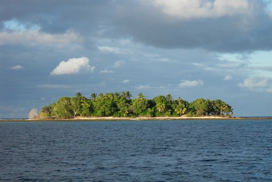 Vor dieser Insel ankern wir - sieht von weitem nett aus ... aber die "Bewohner" sind uns nicht wohlgesonnen ...