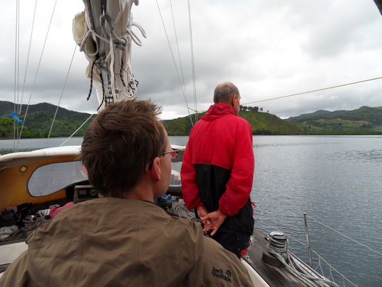 Wir erreichen Kadavu - alle halten Ausguck nach den oft nur schwer sichtbaren Riffen