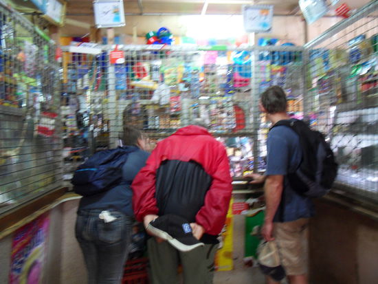 Im örtlichen "Supermarkt": Gibt´s hier auch Bananen, Brot und Fisch???