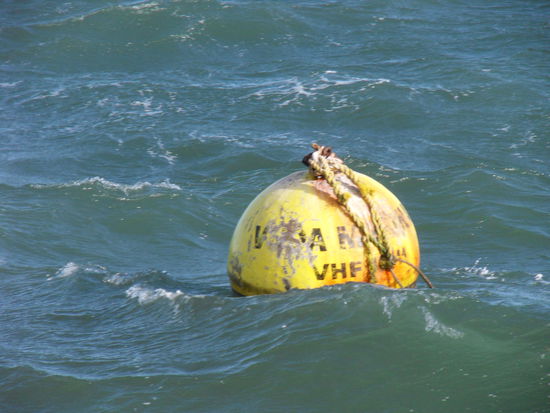 Markierungsboje, wenigstens eine kleine Hilfe.