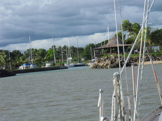Geschafft! Fahren in die Marina ein, haben uns ganz gut geschlagen.
