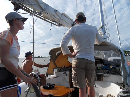 CREW vor der EINFAHRT.