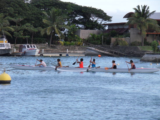 Abendliche Aktivitäten in der Marina.