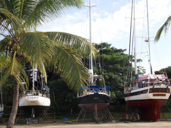 Aufgedockte Schiffe warten hier auf den Start in die Saison.