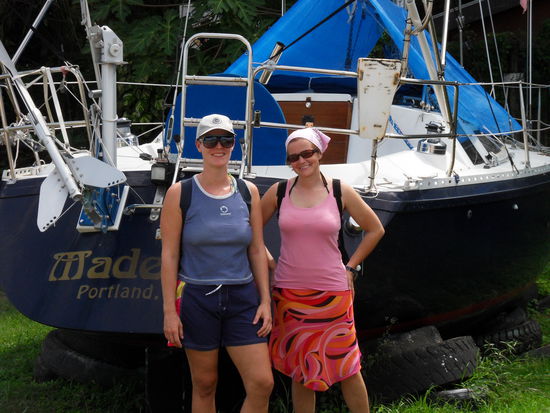 Zwei Grazien vor einer eingebuddelten Yacht.