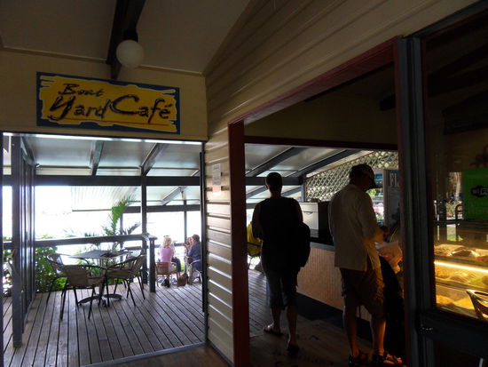 Frühstückscafé in der Marina.