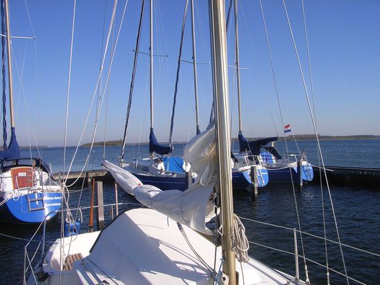 Saisonstart bei Königswetter auf dem VEERSE MEER. Die meisten Boote liegen noch vor Anker und warten auf eine Crew.