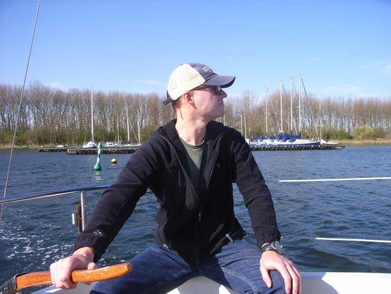 Skipper Sven an der Pinne - hat alles im Blick!