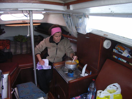 Ali kocht Nudeln in der Bordküche und dazu wurde auf der Terrasse ...