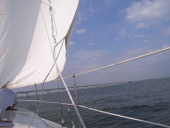 Gaaanz dahinten ist die Brücke, die wir passieren müssen, bevor es nach Zierikzee reingeht ... scheint soooo nah!