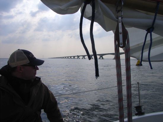 Wind hat abgeflaut, die Brücke kommt näher.