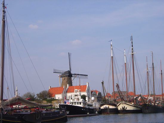 NOCH MEHR BILDERBUCHHOLLAND - Windmühle mit Plattbodenschiffen.
