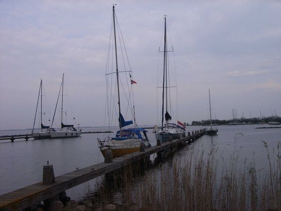 An diesem idyllischen Ankerplatz werden wir die Nacht verbringen. Unser Boot ist das ganz kleine, hinten rechts ...