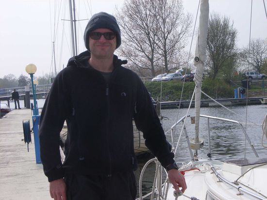 SKIPPER SVEN MIT ZUFRIEDENEM GRINSEN IM GESICHT