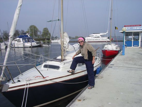 CREWMITGLIED ALI LÄSSIG VOR DEM BOOT
