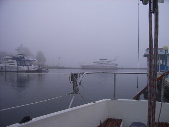 Ein Blick aus der Kajüte sagt: Heute sollte man es SEHR LANGSAM angehen ...