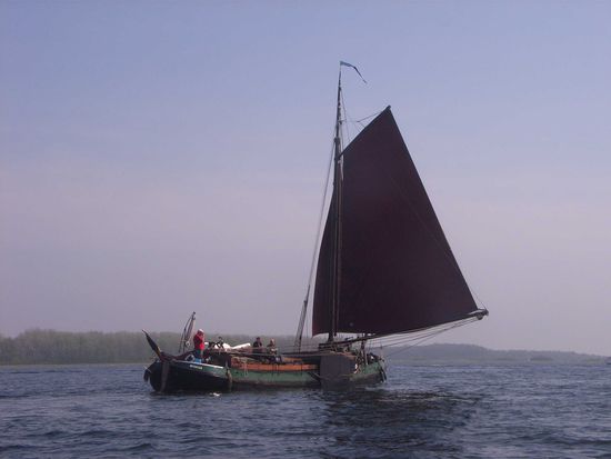 ... oder andere interessant aussehende Plattbodenschiff ...