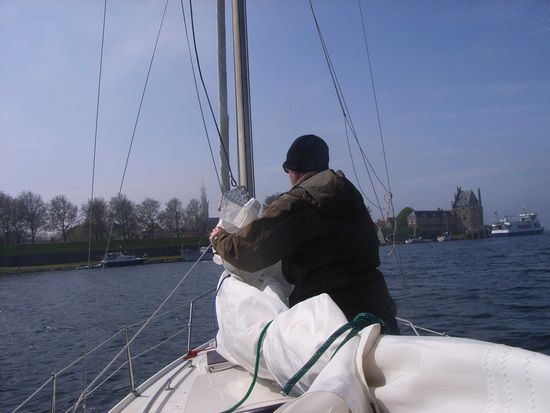 Sven läßt die Segel runter, ich stehe an der Pinne, natürlich eine Hand frei zum fotografieren ...