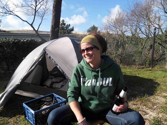 Noch scheint die Sonne, aber WARM ist es nicht ... so bleibt das Bier kalt. Sind zufrieden mit dem Tag!!!