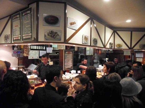 Wir stürtzen uns ins Tapas-Getümmel von Donosti ...