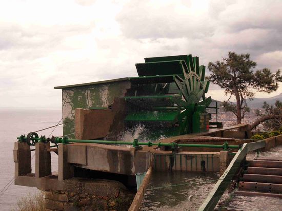 Dieses Wasserrad treibt die Wasserbahn an, wird aber gerade geschlossen, weil ZU KALT ... oder einfach weil niemand fahren möchte (wahrscheinlich weil: ZU KALT!!!)