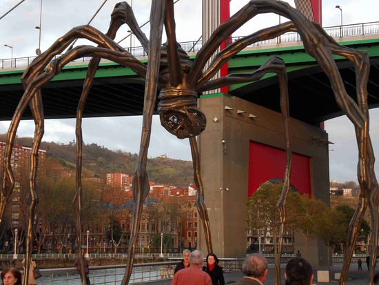 SPINNENKUNST vor dem Museum