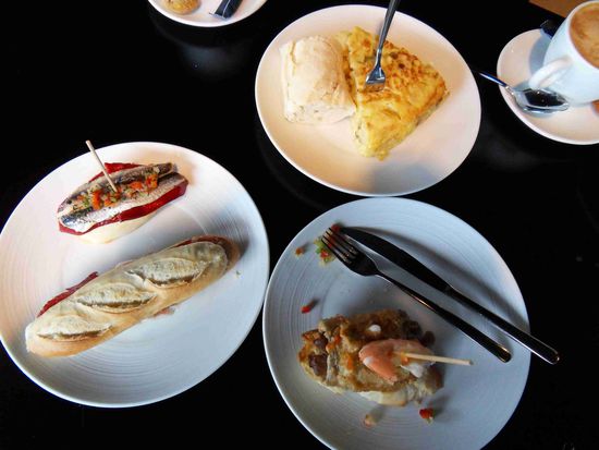 Wir beginnen den Tag mit einem leckeren Tapas-Frühstück; tortilla, bocadillo de serrano, diverse "pintxos" (ja, die baskischen "tapas" heißen nicht "tapas" sondern "pintxos" und "pintxo" wiederum heißt soviel wie "aufgespießt", also auf dem Zahnstocher!!!)