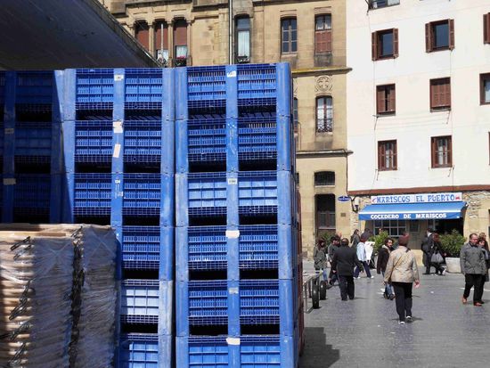 Genügend KISTEN  für den frischen Fisch-Fang