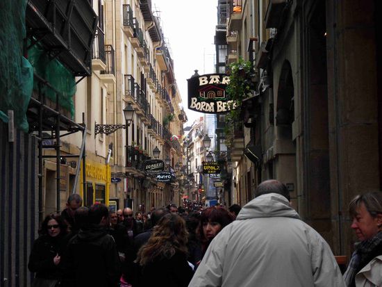 Die Gassen füllen sich, geht auf 5 Uhr zu - Tapas-Zeit ...