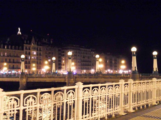 Abenstimmung mit Brückengeländer und beleuchteter Brücke