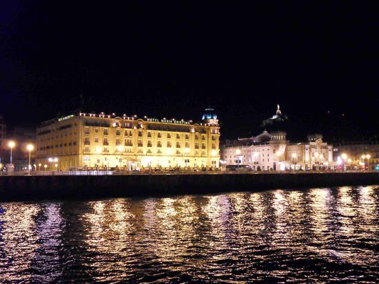 Und noch mehr Abendstimmung, diesmal mit Fluss und im Hintergrund ein Hotel der gehobenen Klasse