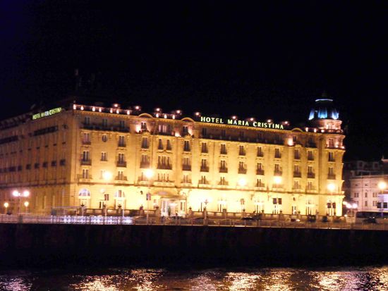 OKAY, im "Maria Cristina" scheint man sich auch ganz gut betten zu können -  aber unsere müden Füße erholen sich in "Pensión Aida" midestens genauso gut!!!