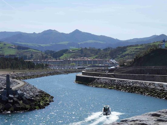 ... deshalb geht´s jetzt wieder die Mole entlang zurück ...