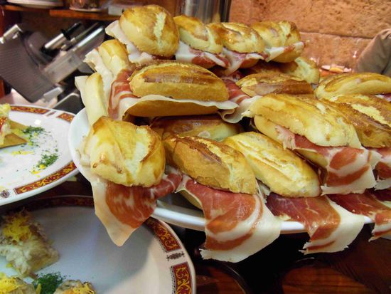 ... wir stürtzen uns auf die leckersten serrano-bocadillos, die Zarautz zu bieten hat!!!