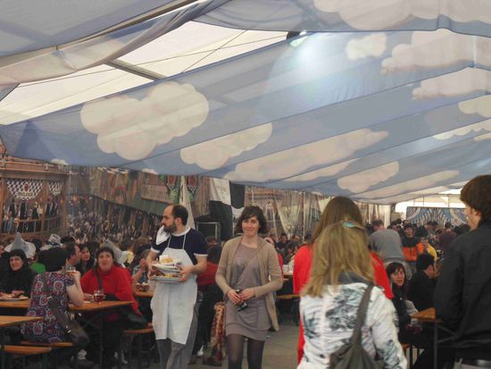 Entdecken dann doch noch ein Kuriosum. Nein, das Zelt am Ende der Promenade ist an sich nix Ungewöhnliches, aber ...