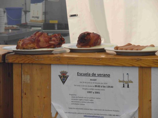 ...die Spezialitäten, die hier über die Theke gehen dann doch: Eisbein, Würstchen, Haxen - es ist tatsächlich ein "BAVARIA" FEST!!!!!!!