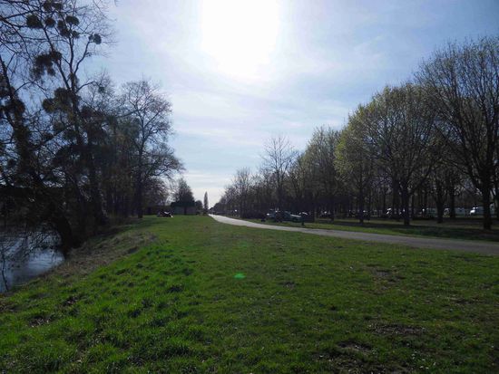 In direkter Nachbarschaft dazu schlagen wir unser Zelt für die letzte Nacht auf.