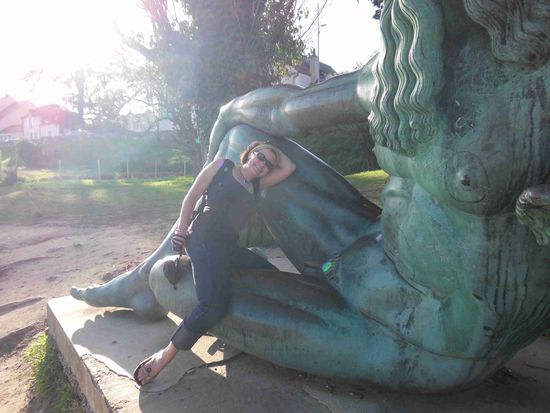 Er genießt hier die Abendsonne und guckt sich das Schlösschen wie wir von AUSSEN an!