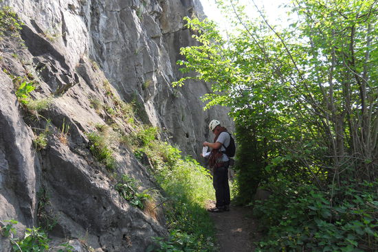 Sven schaut im TOPO nach, welche Route wir als Anfänger nehmen können.
